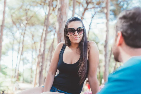 Twee Vrienden Millennials Zitten Grenen Met Elkaar Praten — Stockfoto