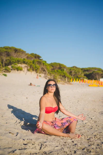 Giovane Bella Donna Che Yoga Spiaggia Estate Posizione Loto — Foto Stock