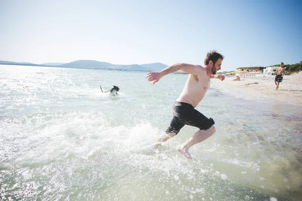 Man Wearing Swimsuits Splashing Having Fun His Dog — Stock Photo, Image