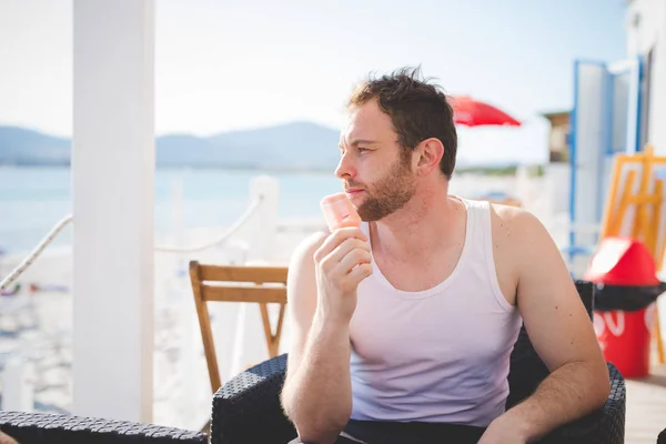 Ung Man Äta Glass Strandbaren Sommartid — Stockfoto