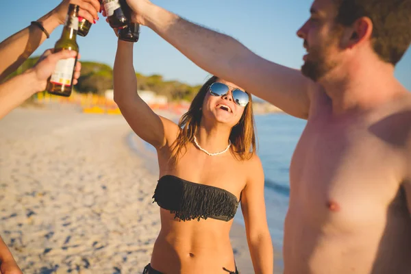 Gruppo Amici Millennials Spiaggia Facendo Brindisi — Foto Stock