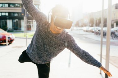 3B görüntüleyici eğleniyor arka ışık açık kullanan genç adam