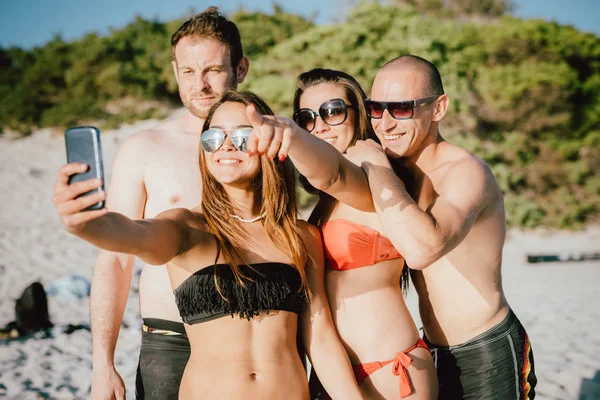 Groep Vrienden Buiten Het Strand Met Behulp Van Smartphone Selfie — Stockfoto