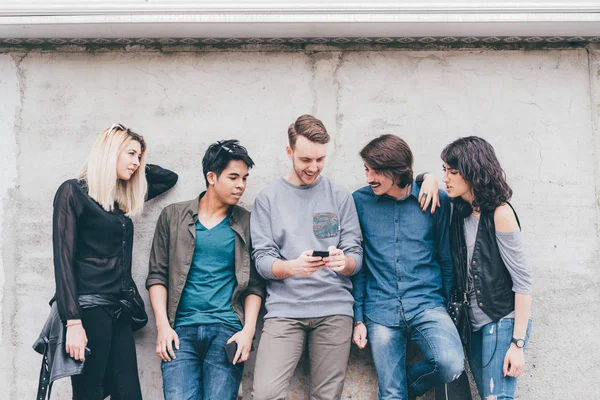 Grupp Multietniskt Vänner Utomhus Med Smartphone — Stockfoto