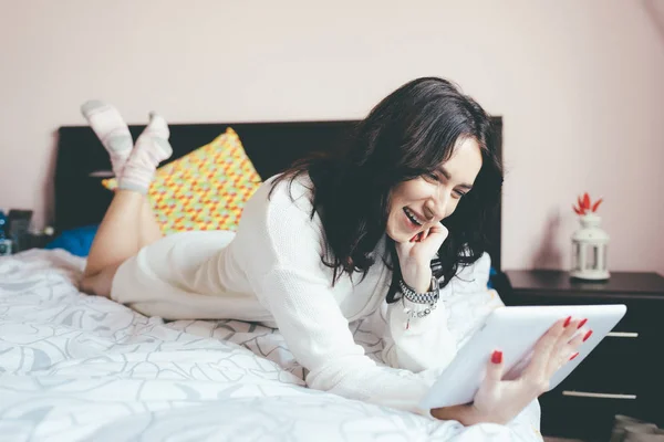 Jeune Belle Femme Chambre Intérieure Utilisant Tablette Souriant Technologie Réseau — Photo