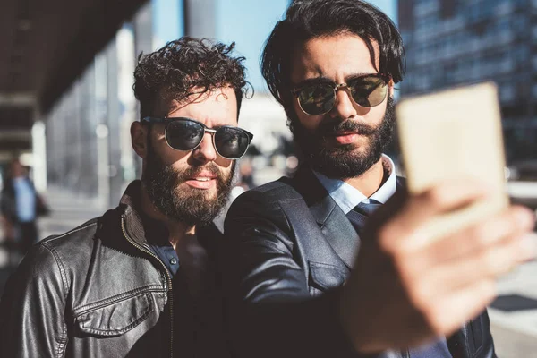 Two Young Men Outdoors Taking Selfie Using Smartphone — Stock Photo, Image