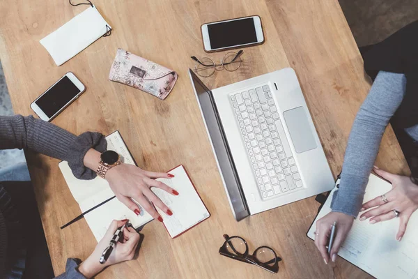 Vista Aérea Dos Mujeres Jóvenes Que Trabajan Escritorio — Foto de Stock