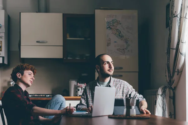 Zwei Personen Die Tisch Mit Technischen Geräten Wegschauen — Stockfoto