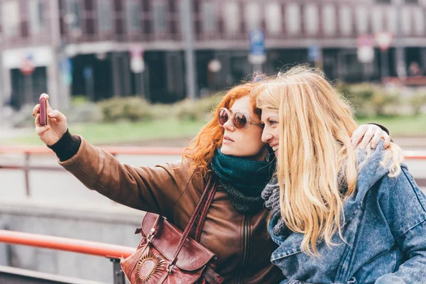 Dvě Mladé Ženy Užívající Selfie Smartphone — Stock fotografie