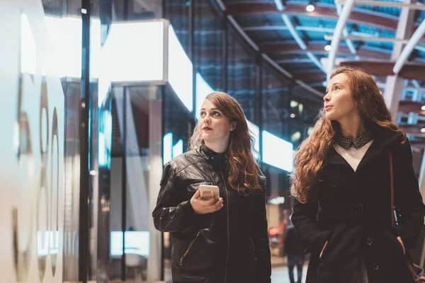 Två Unga Vackra Kaukasiska Kvinnor Vänner Utomhus Staden Natten Med — Stockfoto