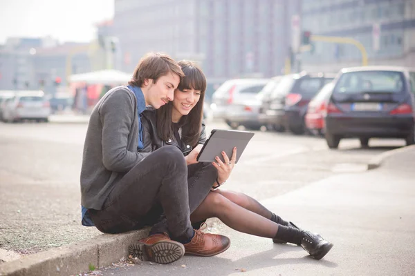 Bir Tablet Kullanarak Şehirde Bir Kaldırımda Oturan Genç Güzel Beyaz — Stok fotoğraf