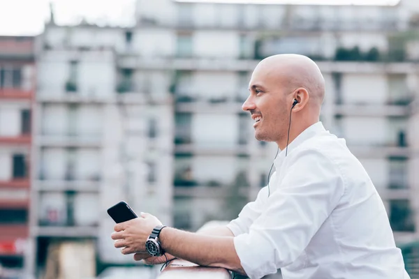 Jovem Caucasiano Ouvindo Música Com Fones Ouvido Smartphone Livre Cidade — Fotografia de Stock