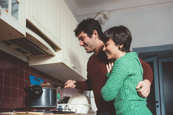 Jonge Kaukasische Paar Samen Koken Knuffelen Hem Vorm Terug Hij — Stockfoto