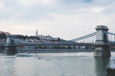 Zincir köprü Budapeşte'de. Szechenyi asma köprü nehir Tuna Buda ve Pest arasında yayılan.