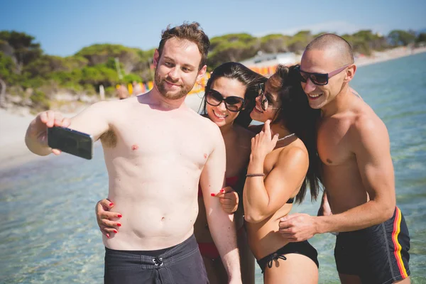Grupo Jóvenes Amigos Playa Verano Tomando Selfie Agua — Foto de Stock