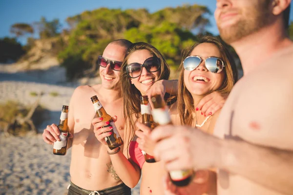 Gruppe Von Freunden Millennials Trinken Bier Fuß Strand — Stockfoto