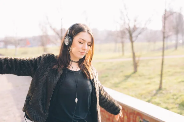 Joven Hermosa Mujer Escuchando Música Con Auriculares Aire Libre Brazos — Foto de Stock