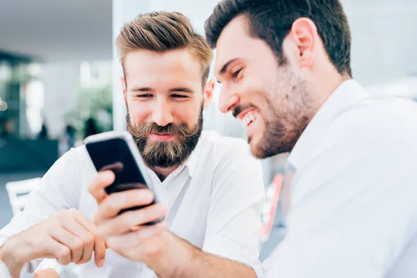 Två Skäggiga Affärsmän Med Smartphone — Stockfoto