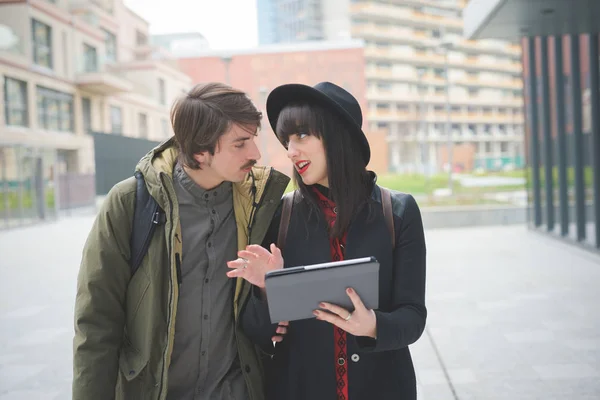 Meio Comprimento Casal Jovem Mulher Bonita Homem Com Bigode Skate — Fotografia de Stock