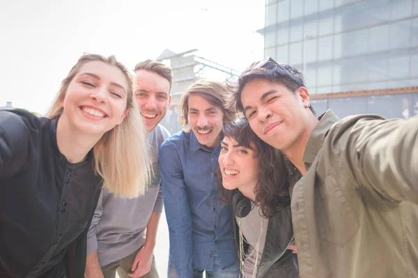 Grup Gülümseyen Ekşimsi Bir Selfie Çekerken Yapım Eğlence Genç Çok — Stok fotoğraf