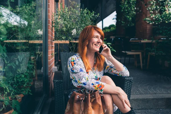 Střední Dospělá Žena Venku Mluví Chytrý Telefon Úsměvem Komunikace Baví — Stock fotografie