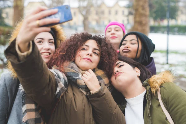 5人の若い女性がスマートフォンを使って自撮りをしています ソーシャルネットワーク 技術概念 — ストック写真