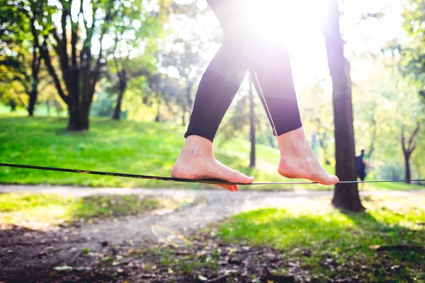 Bassa Sezione Piedi Uomo Slacklining — Foto Stock