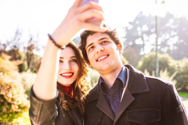 Jeune Couple Amoureux Utilisant Smartphone Ensemble Plein Air Dans Ville — Photo