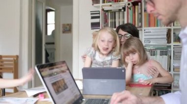 Üç çocuklu aile tablet kullanıyor. Birliktelik, teknoloji, eğlence konsepti.