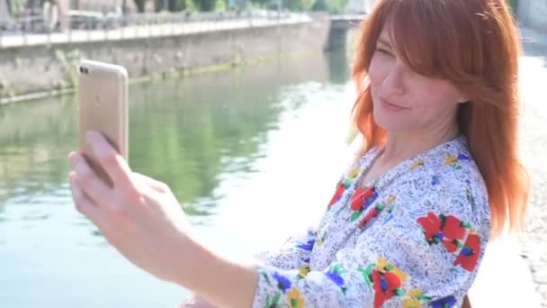 Vuxen Kvinna Utomhus Med Hjälp Smart Telefon Tar Selfie Teknik — Stockvideo
