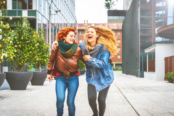 Δύο Νεαρές Γυναίκες Strolling Εξωτερική Στην Πόλη Διασκέδαση — Φωτογραφία Αρχείου