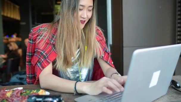 Mujer Joven Sentada Aire Libre Usando Computadora Portátil Trabajo Remoto — Vídeos de Stock