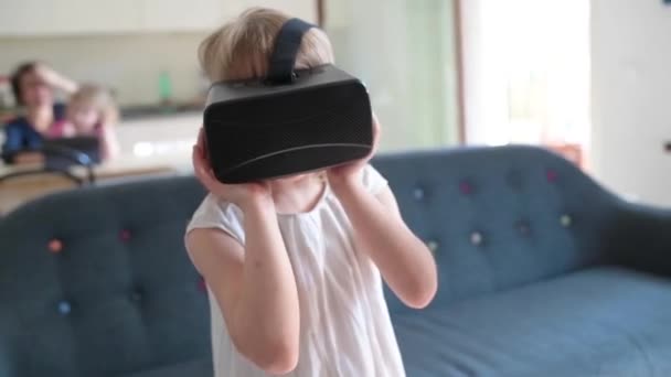 Niños Femeninos Interiores Utilizando Visor Felicidad Futuro Concepto Videojuegos — Vídeo de stock