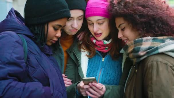 Fyra Unga Kvinnor Multietnisk Utomhus Med Hjälp Smarttelefon Utomhus Leende — Stockvideo