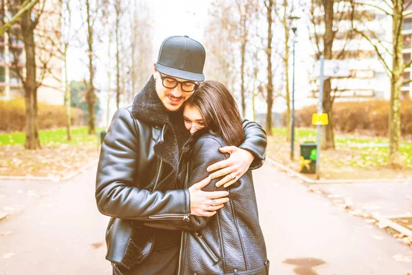 Young Couple Outdoor Hugging Smiling — Stock Photo, Image