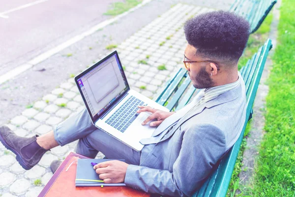 Joven Hombre Negocios Negro Contemporáneo Sentado Banco Aire Libre Con — Foto de Stock