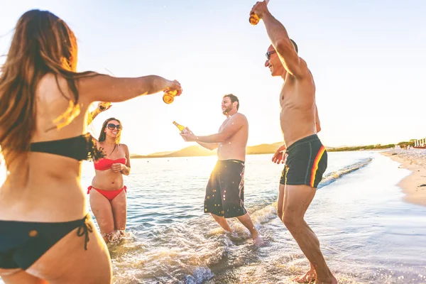 Group Friends Millennials Having Fun Beach — Stock Photo, Image