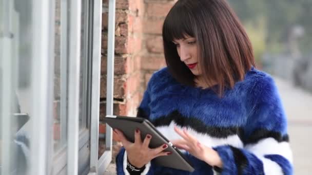 Jong Mooi Vrouw Outdoor Met Behulp Van Tablet Technologie Sociaal — Stockvideo