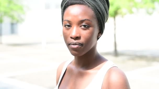 Retrato Negro Hermosa Mujer Joven Posando Mirando Cámara Aire Libre — Vídeos de Stock