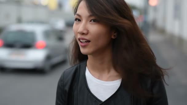 Hermosa Joven Asiática Mujer Sonriendo Ciudad — Vídeos de Stock