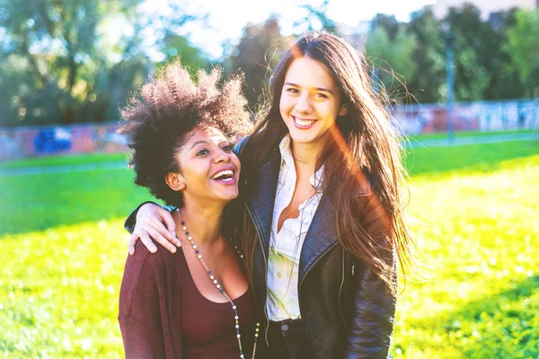 Twee Jonge Vrouwen Knuffelen Wandelen Plezier — Stockfoto