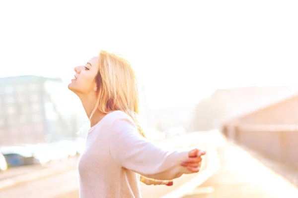 Jonge Vrouw Met Wapens Aan Orde Gesteld Outdoor Terug Licht — Stockfoto