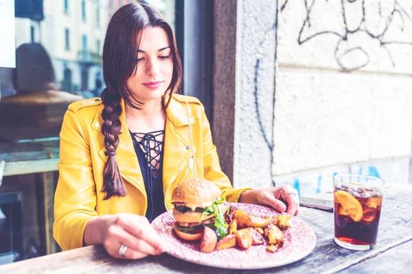 Ung Kvinna Sitter Utomhus Restaurang Äta Hamburgare — Stockfoto