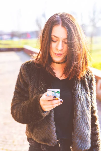 Jovem Mulher Bonita Livre Usando Smartphone — Fotografia de Stock