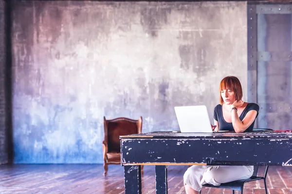 Joven Hermosa Mujer Interior Utilizando Computadora Tecnología Negocio Concepto Trabajo —  Fotos de Stock