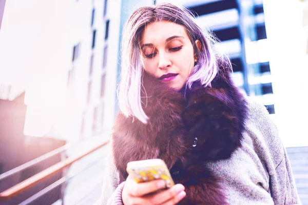 Mujer Joven Luz Fondo Aire Libre Usando Teléfono Inteligente —  Fotos de Stock