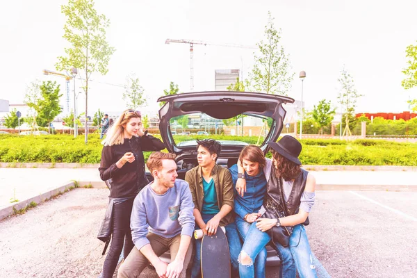 Gruppe Multiethnischer Freunde Sitzt Kofferraum Eines Autos — Stockfoto