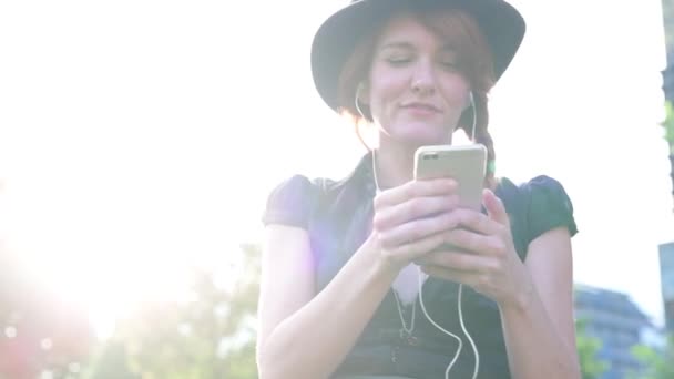 Ultra Vuxen Kvinna Utomhus Med Hjälp Smart Telefon Lyssna Musik — Stockvideo