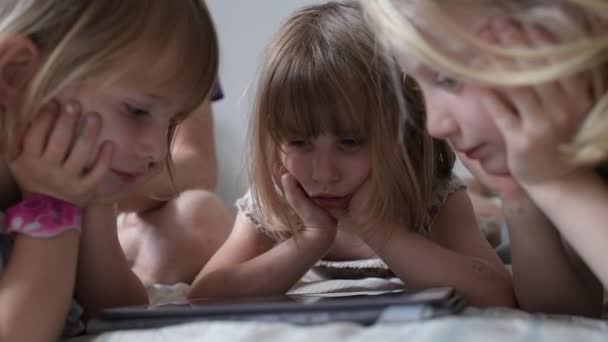 Ultra Trójka Dzieci Wewnątrz Pomocą Tabletu Szczęście Przyszłość Koncept Gier — Wideo stockowe