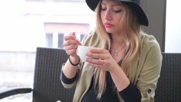 Ultra Mujer Joven Sentada Bar Que Tiene Cappuccino Usando Teléfono — Vídeos de Stock